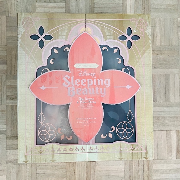 Disney Store - Limited Edition 17" 60th Anniversary Sleeping Beauty Doll Set - Picture 2 of 3